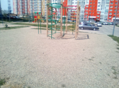Александра Смирнова считает, что покрытие детских площадок в Анапе не безопасное