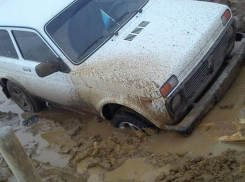 В Анапе на улице Садовой автомобили тонут в грязной жиже по самое днище