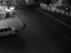 Осторожно: гололёд! В Анапе автомобиль врезался в стену дома