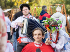 Большой хоровод и национальные блюда: в Анапе отмечают День народного единства 