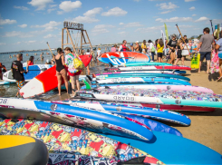Впервые в Анапе 250 сапсерферов устроили массовый заплыв в море