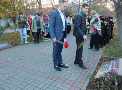 В Анапе возложили цветы в память о героине Кате Соловьяновой