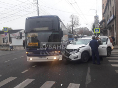 Рейсовый автобус из Анапы попал в ДТП в Краснодаре