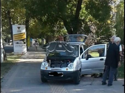 В Анапе на перекрёстке «Дэу-Матиз» вылетел на тротуар