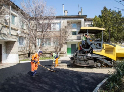 В станице Анапской во дворе многоквартирного дома уложили асфальт