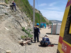 В Анапе женщина сорвалась с обрыва на глазах отдыхающих