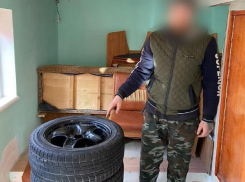 В Джигинке под Анапой парень украл четыре автомобильных колеса