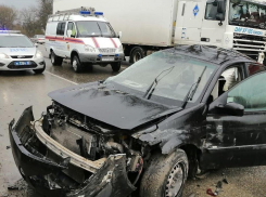 Водитель «Рено» оказался зажатым в машине из-за аварии под Анапой