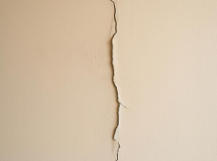 Жуткие трещины появились на домах в Анапе после землетрясения