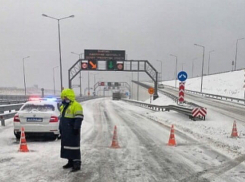 В Анапе снега нет, а Крымский мост перекрыли из-за снегопада