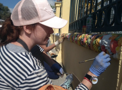 На анапских заборах тоже пишут, но это выглядит круто!