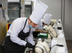 В Анапе повара выясняли, кто лучше приготовит соус бешамель, горячее блюдо и десерт 