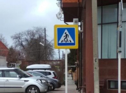 Перебегая улицу Маяковского в Анапе, можно нечаянно разбить лоб о столбы