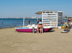 Анапа ловит последние теплые деньки: на пляжах курорта остались самые стойкие отдыхающие