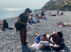 Туристы уже на пляжах: в Анапе проводят разъяснительные беседы с отдыхающими 