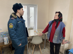 В Анапе многодетным семьям и одиноким людям передают дымовые извещатели