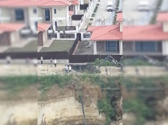 В Анапе коттеджный поселок навис над обрывом – есть угроза обрушения