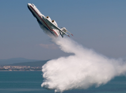 Гидросамолёт МЧС,  задействованный при тушении пожара в Анапских плавнях, развлекал отдыхающих в Витязево