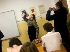 Неизвестные пробрались на урок в школу Анапы, пили алкоголь и снимали себя на видео