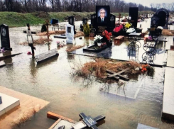 С городского кладбища в Анапе коммунальщики откачивают воду