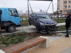 В Анапе автоледи перепутала педали и снесла столб