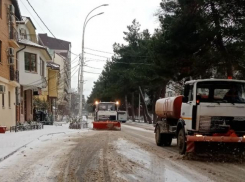 Сегодня с 6 часов утра в Анапе около 70 человек улицы расчищают от снега
