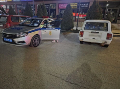 В Анапе оштрафовали водителя за выброс мусора на проезжую часть