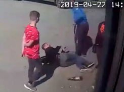 В Анапе девятиклассник на глазах у других подростков жестоко избил мужчину
