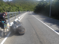 На Утрише под Анапой мотоциклист врезался в бетонное ограждение и погиб