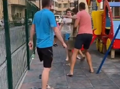 В Анапе завязалась драка взрослых дядей из-за брошенного мусора на детской площадке