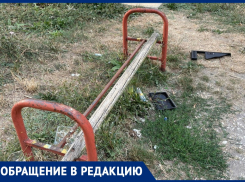 «Страшно отпускать детей»: площадка в центре Анапы находится в плачевном состоянии