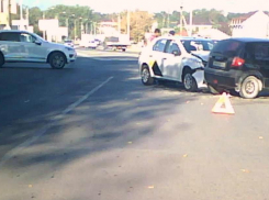 На въезде в Анапу с Бужора такси въехало в чёрный «Хёндай»