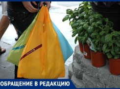 В анапском магазине покупательница оставила вещи в тележке у входа, но их украли