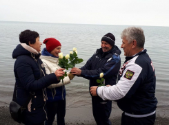 Анапские моржи дарили белые розы прохожим