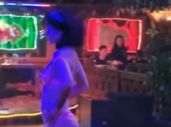 В кафе под Анапой стриптиз устроили прямо на глазах у детей 18+