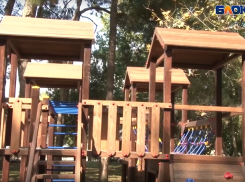 Безопасные детские игровые городки из лиственницы в Анапе построили белгородцы