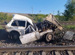  Автомобиль «Нива» угодил под следовавший из Анапы поезд