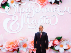 Мэр Анапы Василий Швец поздравил анапчанок с праздником всех женщин