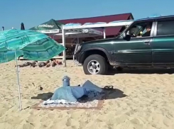 Внедорожник чуть не переехал детей, отдыхающих на пляже под Анапой