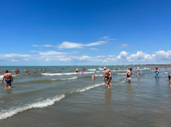 Море выходит на пляж: запрет на купание сохраняется
