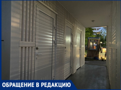 В кусты вынуждены справлять нужду туристы на набережной Анапы из-за закрытых туалетов
