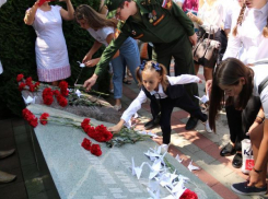 В Анапе в сквере Боевой Славы почтили память жертв терактов