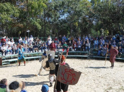Прямо сейчас в Анапе более 30 человек бьются друг с другом с мечами и щитами