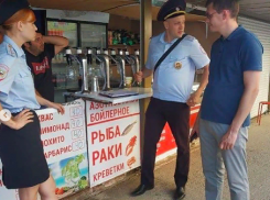 Полицейские Анапы пресекли деятельность около 30 объектов незаконной торговли на пляжах