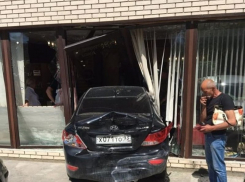 В Анапе иномарка протаранила здание парикмахерской