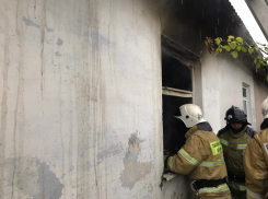 В Пятихатках под Анапой сгорел дом: 8 человек эвакуированы, имущество уничтожено