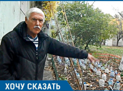 В маленький палисадник пожилых анапчан с балконов многоэтажки жильцы сбрасывают отходы