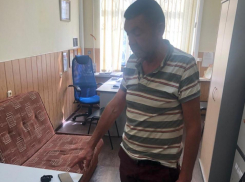 Один анапчанин вытащил у другого из штанов мобильник и часы