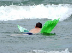 В Анапе запретили купаться в море с матрасами и надувными кругами