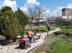 В Анапе продолжается благоустройство общественных территорий и мемориалов